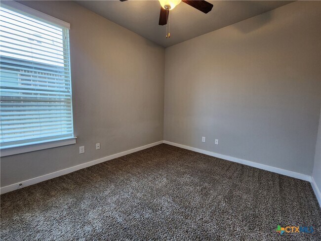 Building Photo - 546 Creekside Frst