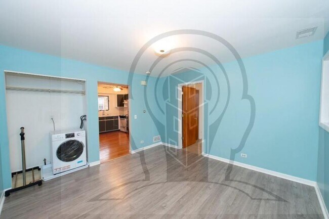 Building Photo - 2 bedroom in CHICAGO IL 60641