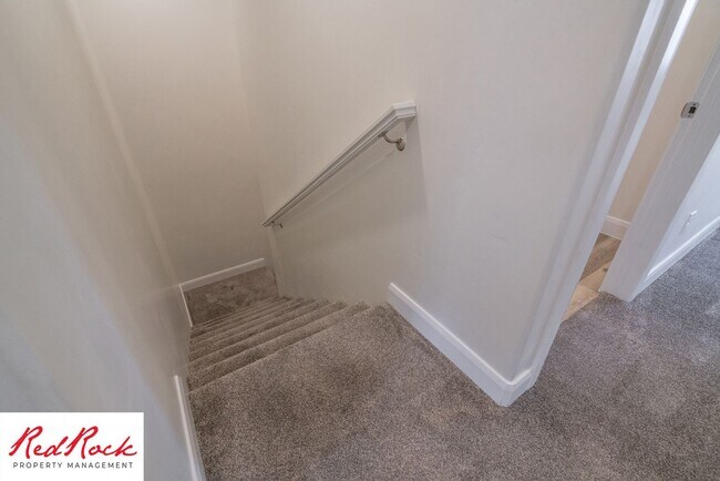Building Photo - Modern Townhome in Desirable Hurricane Hei...
