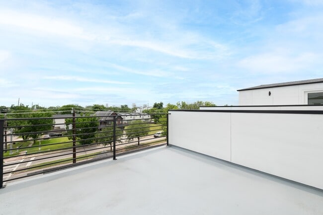 Building Photo - 3112 Live Oak St