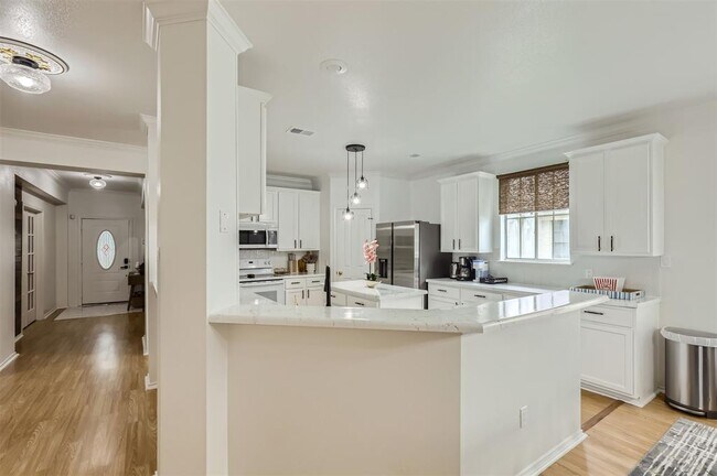 Building Photo - 1016 Thackeray Ln