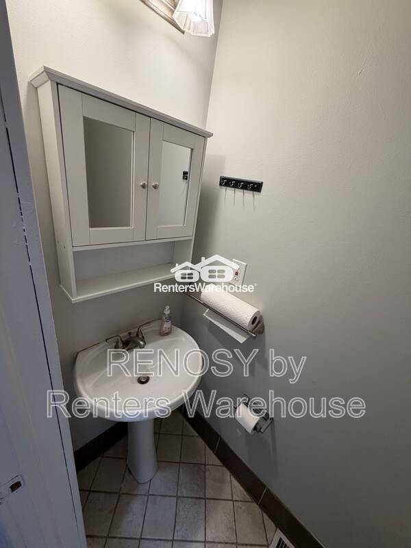 Building Photo - 400 Lyndhurst St