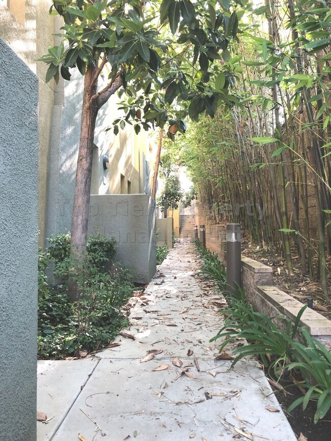 Building Photo - **Gated 3 bed, 3 bath Townhome with 2-Car ...