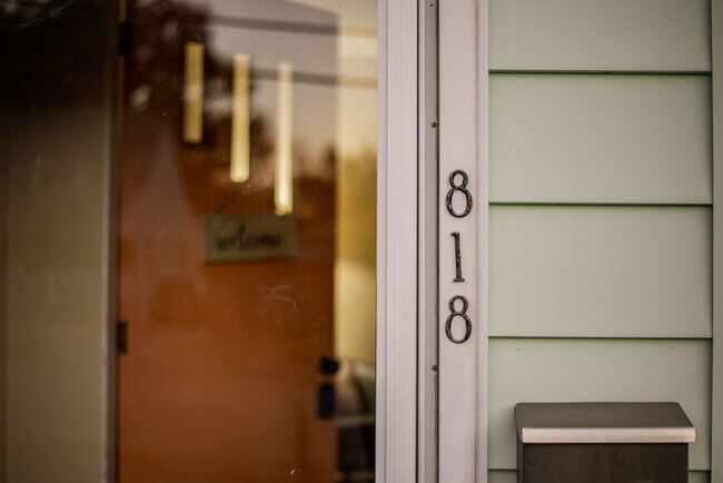 Building Photo - 818 Perry Ave