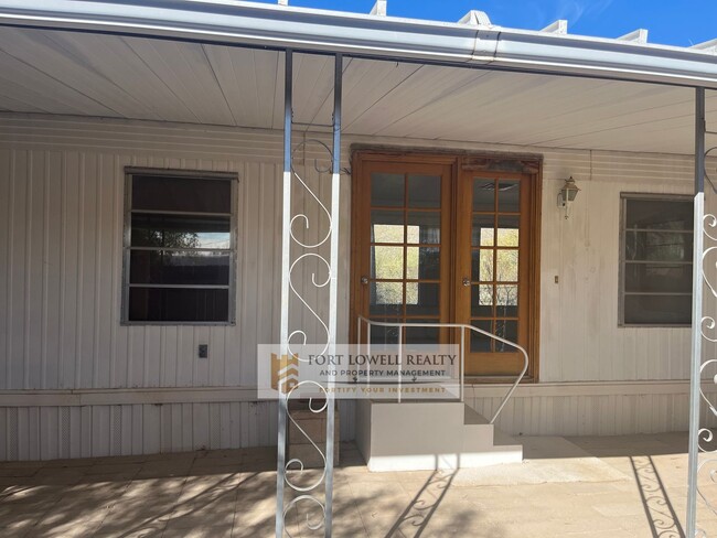 Building Photo - 2 Bed/1 Bath Washer and Dryer/Private Yard