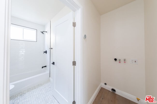 Building Photo - 3766 Valleybrink Rd