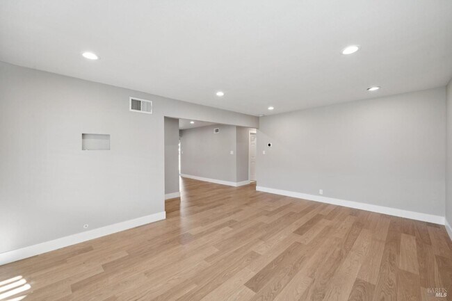 Building Photo - 918 Las Pavadas Ave