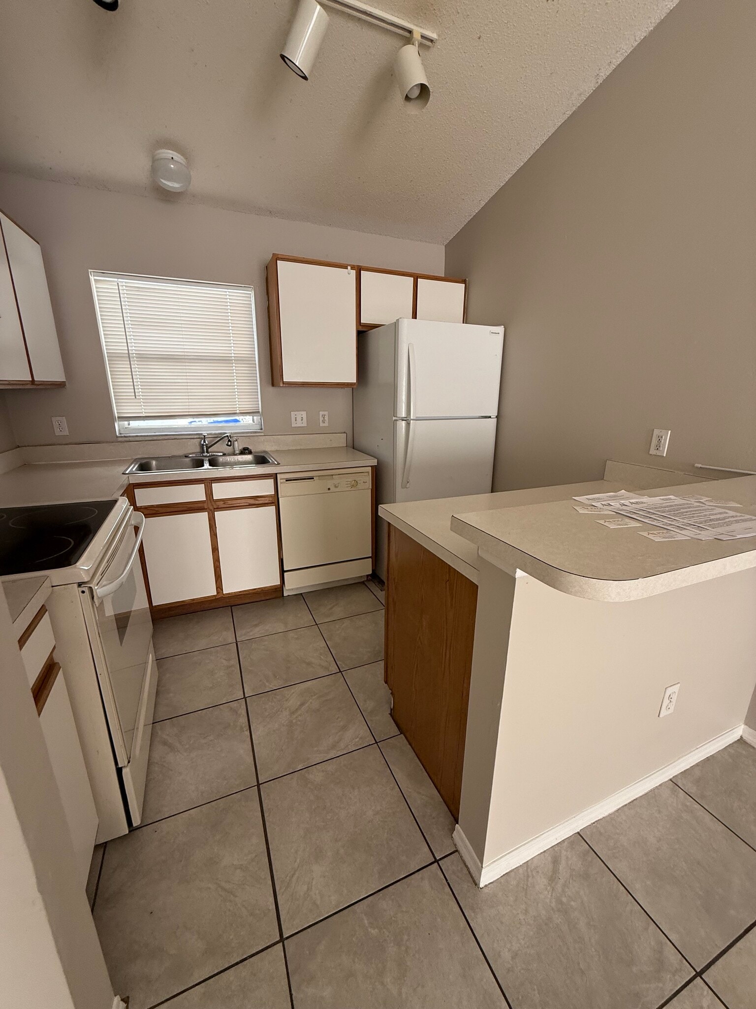 Building Photo - 2161 Jessa Dr