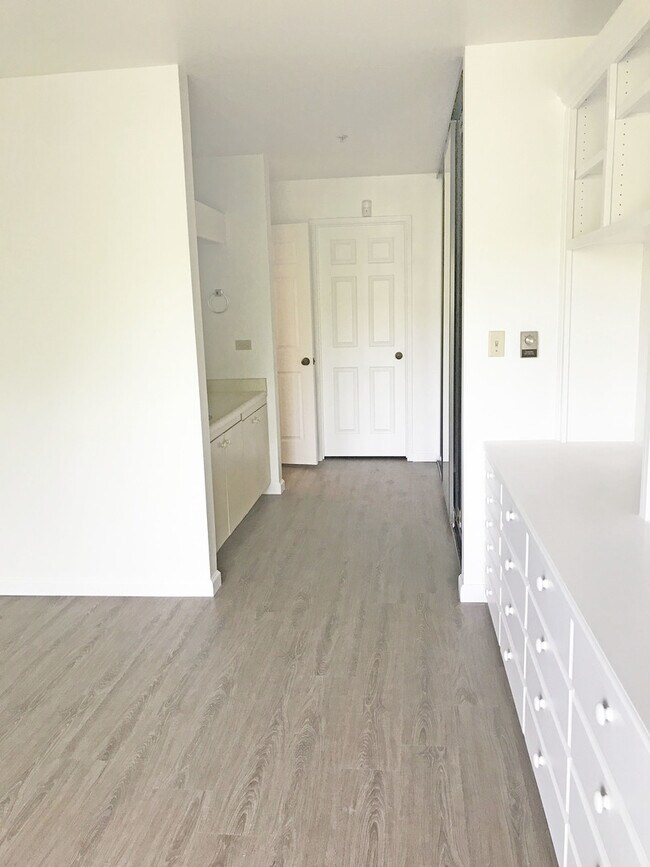 Building Photo - Spacious Adam's Point Condo Available NOW!
