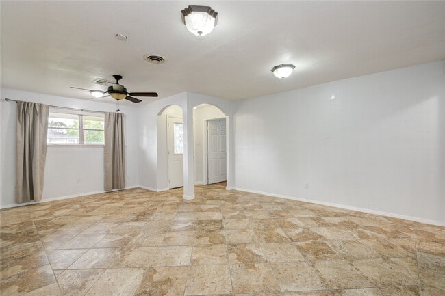 Building Photo - 811 W 7th St