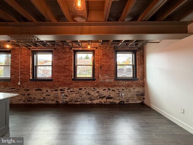 Building Photo - 820 W Market St