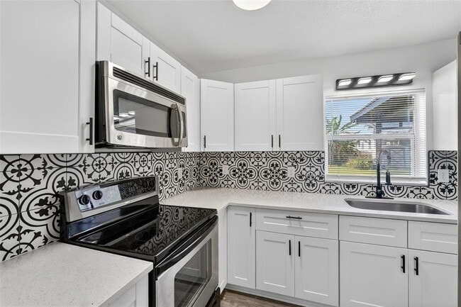 Building Photo - 3034 Touraine Ave