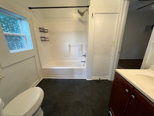 Building Photo - 511 Hudson Terrace