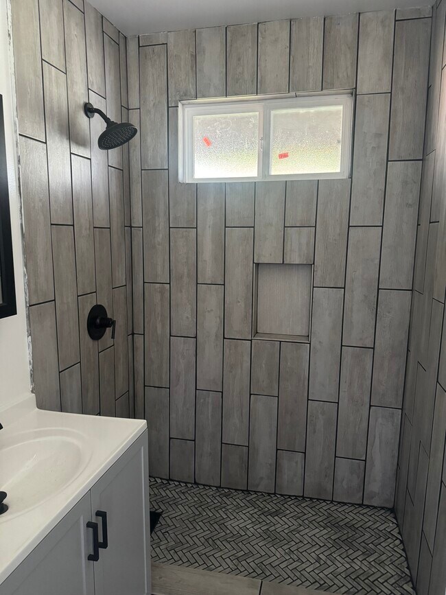 Building Photo - 1302 E Mardina St