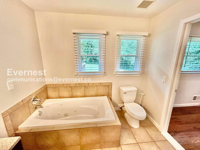 Building Photo - 210 Pinetree Cir