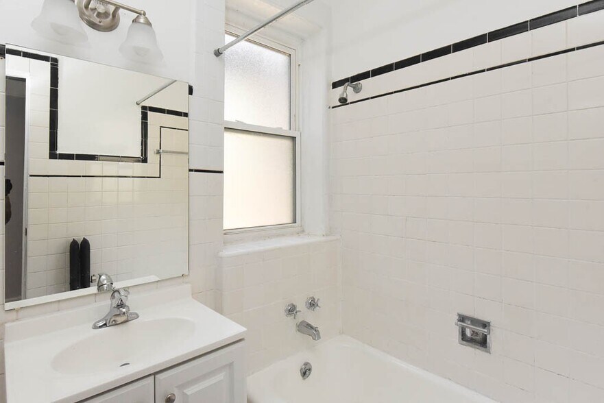Building Photo - 1251 W Rosemont Ave