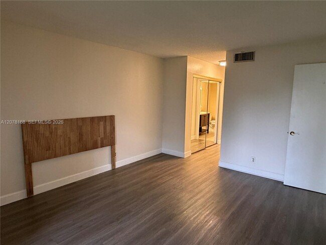 Building Photo - 301 Racquet Club Rd