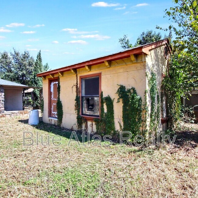 Building Photo - 7838 Maxwell Ave
