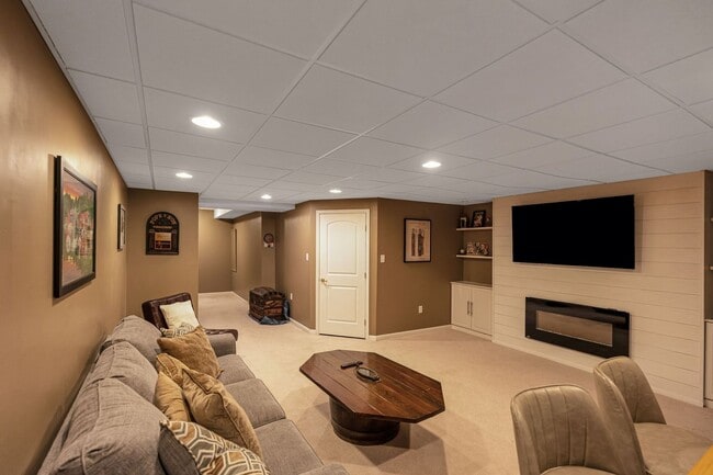 Building Photo - Beautiful 3 Bedroom Bridgeport Townhome!