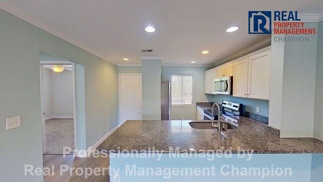 Building Photo - Beautiful Upper-Level Condo with Convenient Mid-Town Location