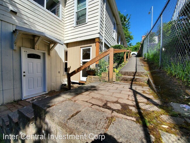 Building Photo - 3 br, 1 bath House - 611 Cedar Ave South