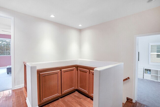 Building Photo - Beautiful executive home in the Eastlake-C...