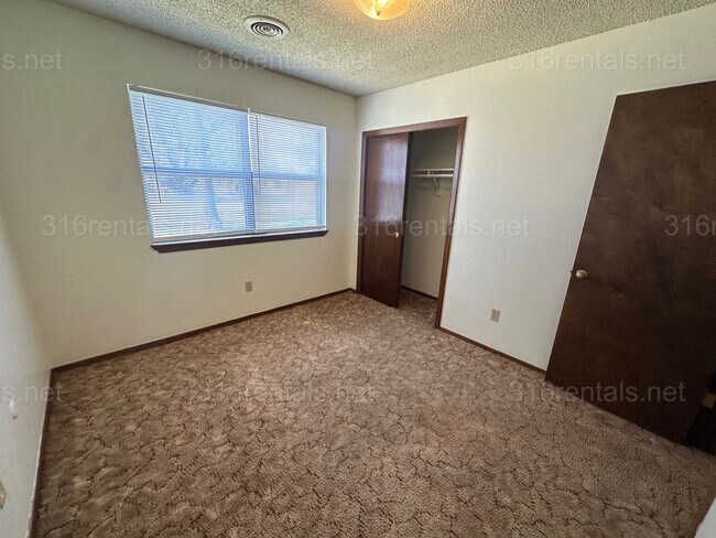 Building Photo - $850 - 2 bed 1 bath - Duplex