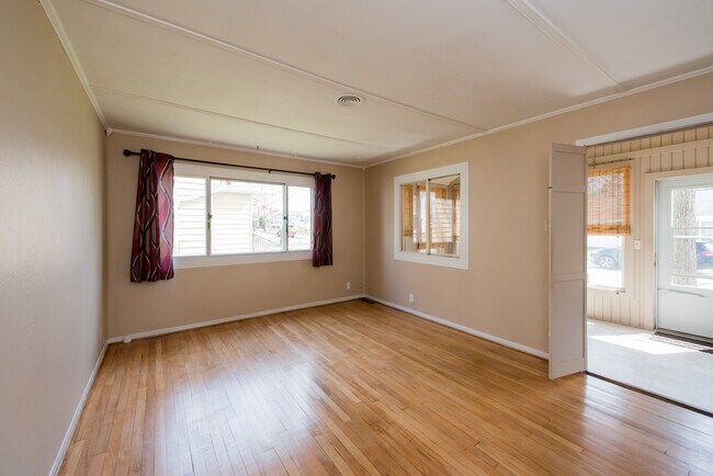 Building Photo - 2307 Kenwood Ave