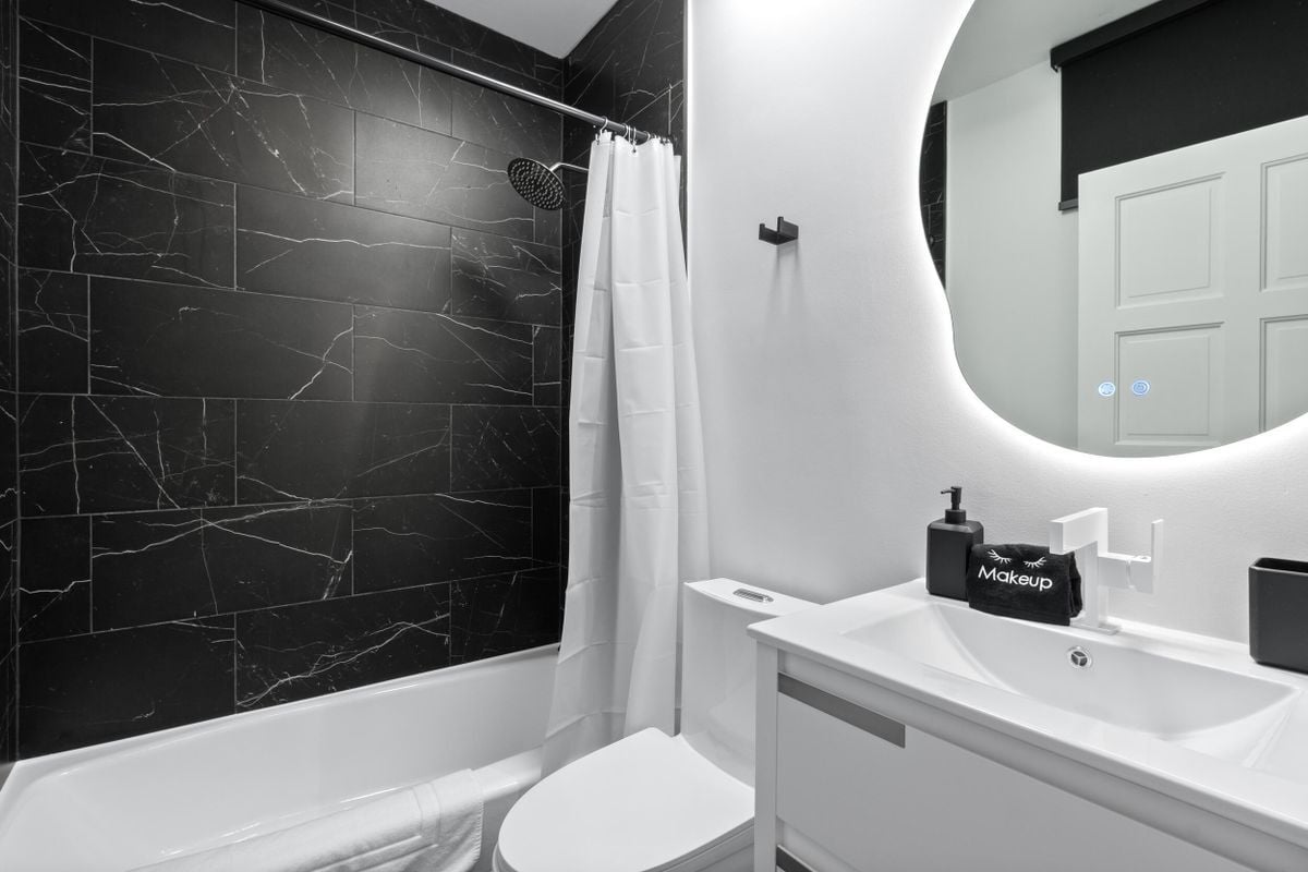 Building Photo - 516 Royal Plaza Dr