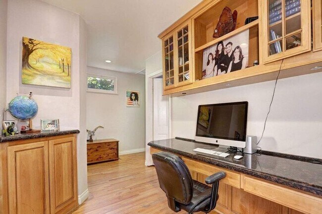 Building Photo - 3076 Earlmar Dr