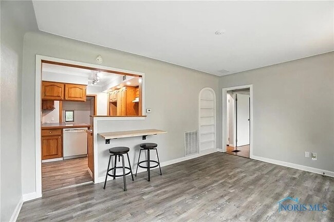 Building Photo - 533 W 8th St