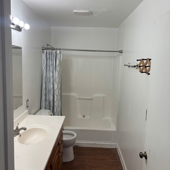 Building Photo - 1023 44th St