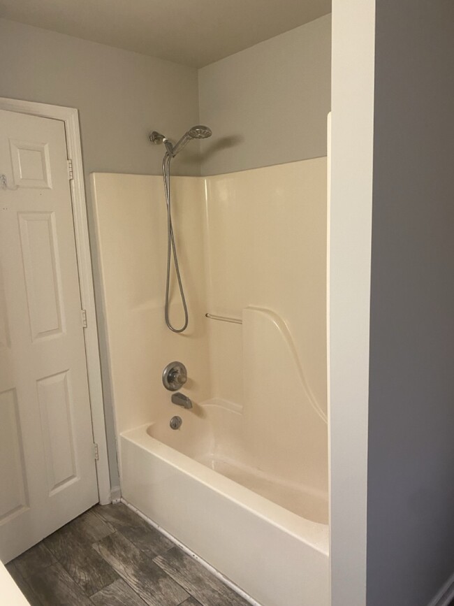 Primary shower/toilet - 1836 Glade St