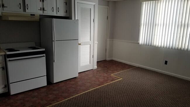 Building Photo - 595 Rock Beach Rd | Apt 4 | 1 BD/1 BA | Ir...