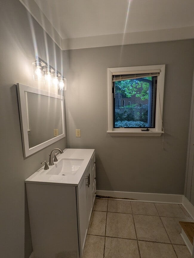 Building Photo - 23 S Circle Dr