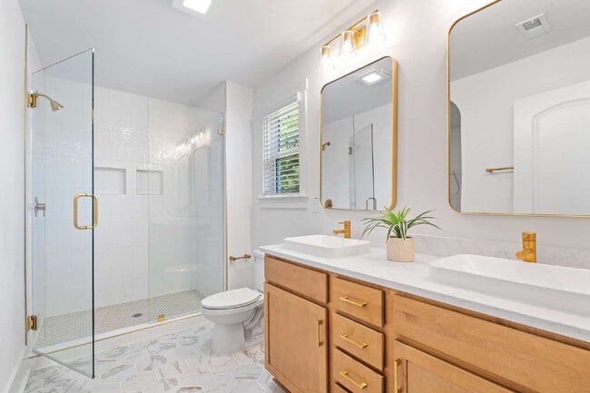 Building Photo - Experience Modern Comfort: Spacious 4-Bedr...