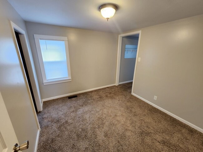 Building Photo - Available October 1st - East Peoria - 2BR/...