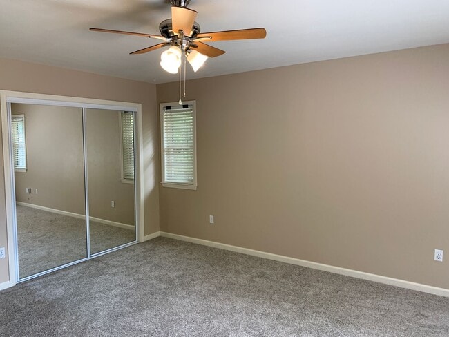 Building Photo - 4 Bedroom House with Great Floor Plan Clos...