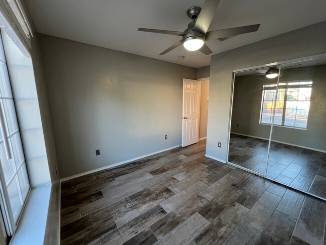 Building Photo - 910 N Swan Dr