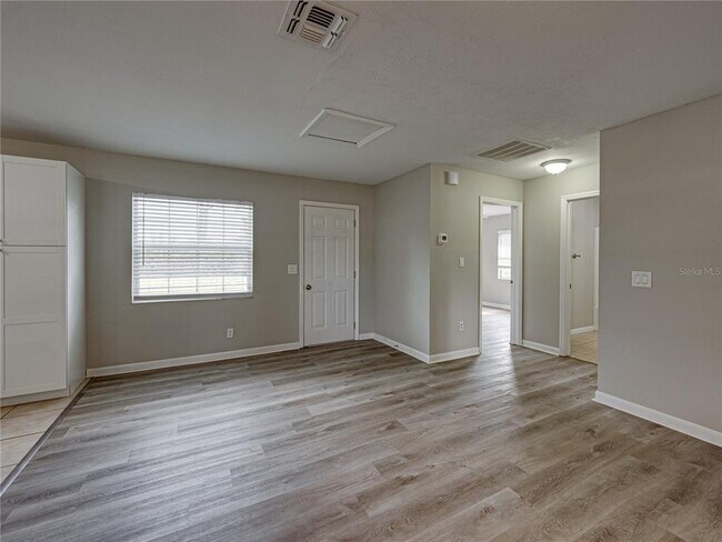 Building Photo - 5017 Lewellyn Rd