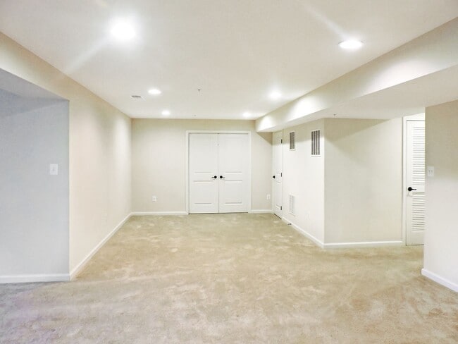 Building Photo - 9166 Beechdale Ct