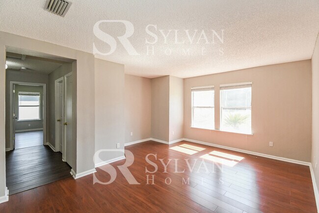 Building Photo - This charming home is move-in ready