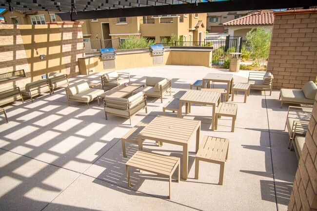 Building Photo - Great Townhome 3/2 in Santa Rosa Community in Summerlin!!!