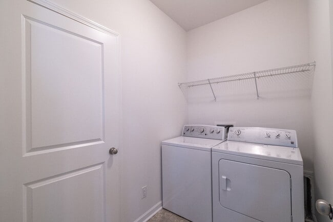 Building Photo - Freshly Renovated 4-Bedroom Home with Mode...