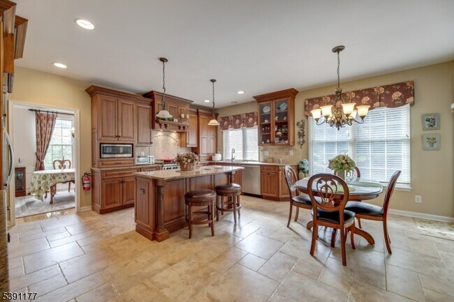 Building Photo - 2 Bedford Dr