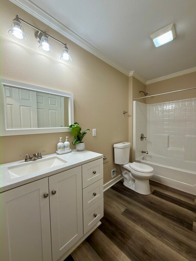 Building Photo - 2013 E Devine St