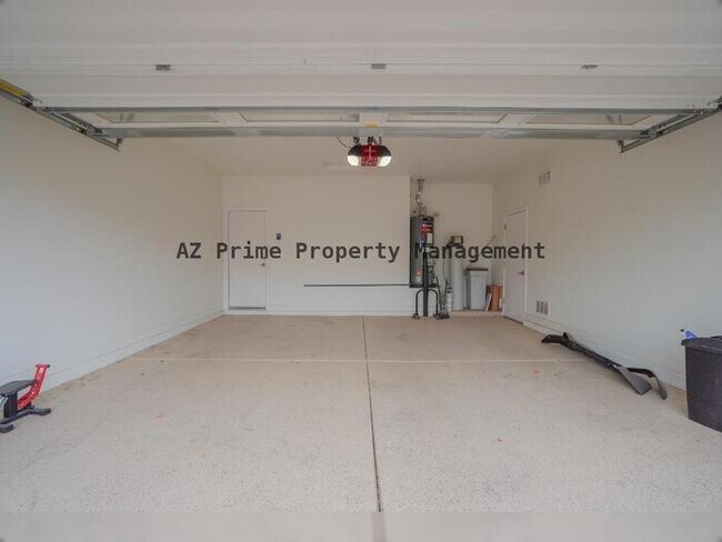 Building Photo - 671 E Blossom Rd