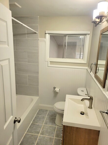 main bathroom - 114 Ellis Ave