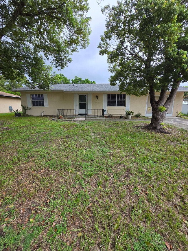 Building Photo - "Charming 2-Bed