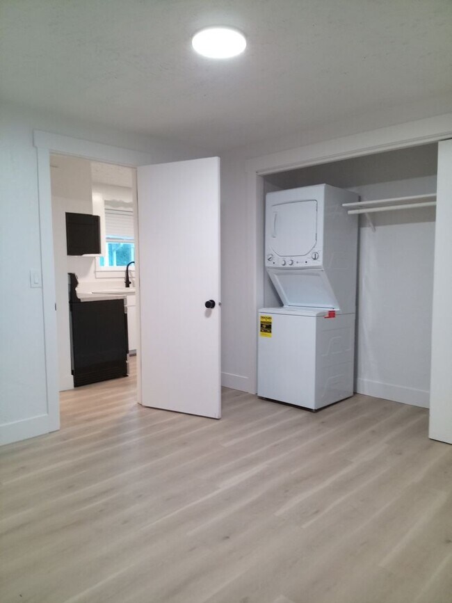 Building Photo - Renovated single family home in Lincoln City!